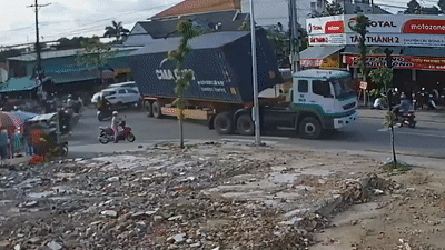Canh container roi thung khi vao cua o Binh Duong hinh anh