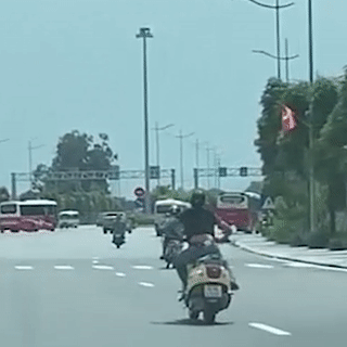 Thanh nien di xe may voi tu the 'la lung' tren duong lon hinh anh