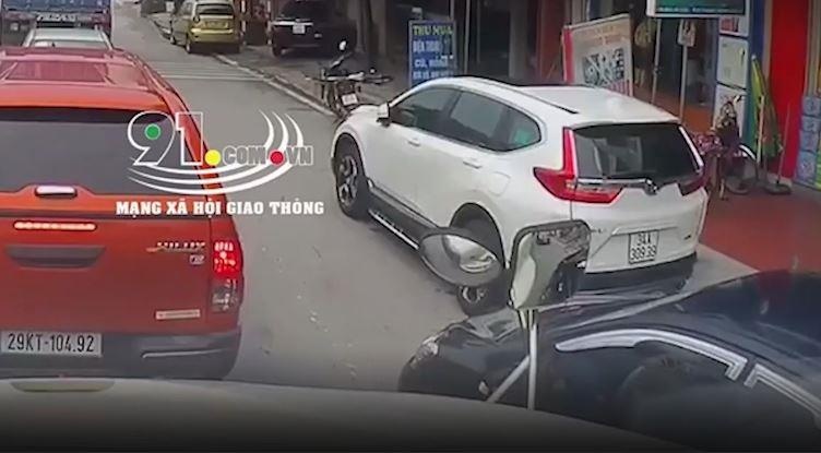 Xin vuot dung diem mu container, oto bi dam thang hinh anh