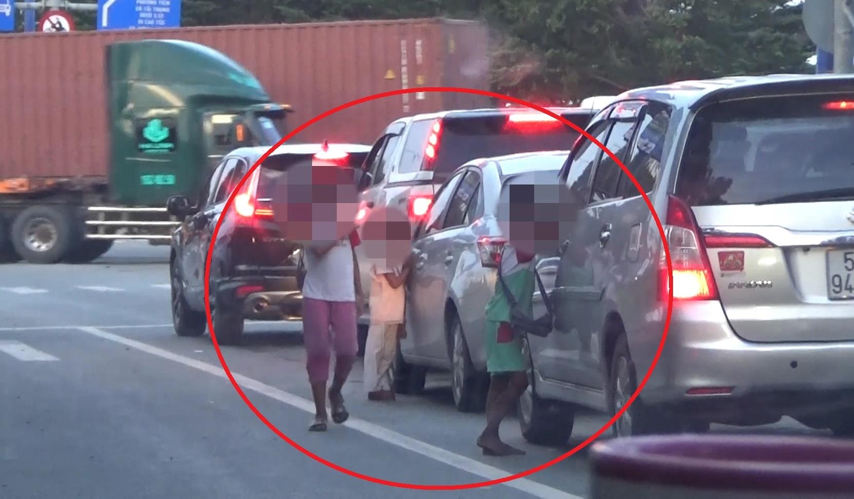 Tre em bam vao oto go cua de xin tien o Sai Gon hinh anh