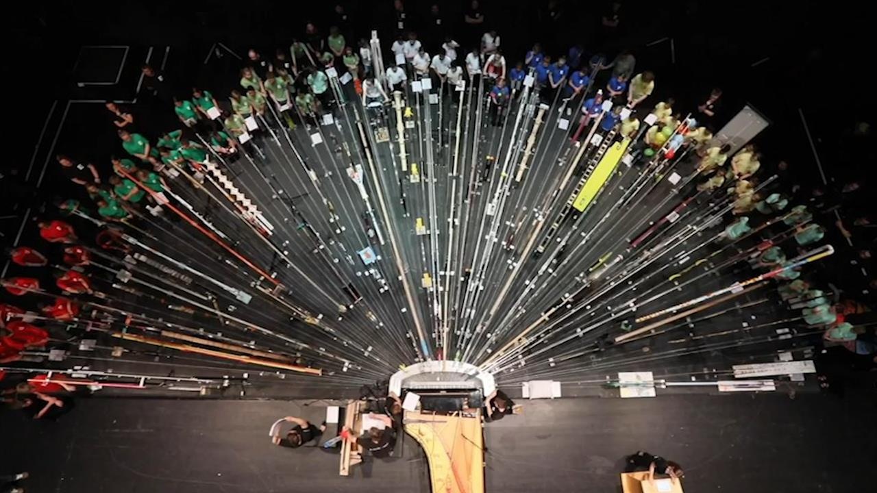 Ky luc 88 hoc sinh Anh choi dan tren cung mot chiec piano hinh anh