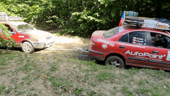 Keo oto khac khoi vung bun, ca 2 oto gap hoa hinh anh