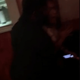 Phu nu chuyen gioi bi xuc pham o quan bar, nhan vien duoi ho ra ngoai hinh anh