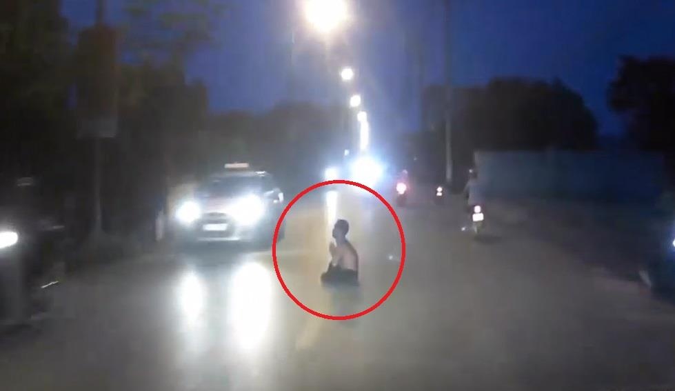 Nguoi dan ong coi tran, chap tay ngoi giua duong hinh anh