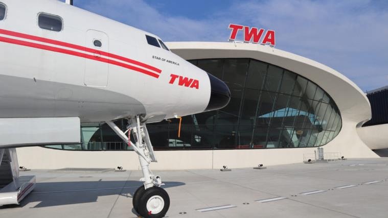 Khach san canh san bay noi khach vua boi vua ngam may bay len xuong hinh anh