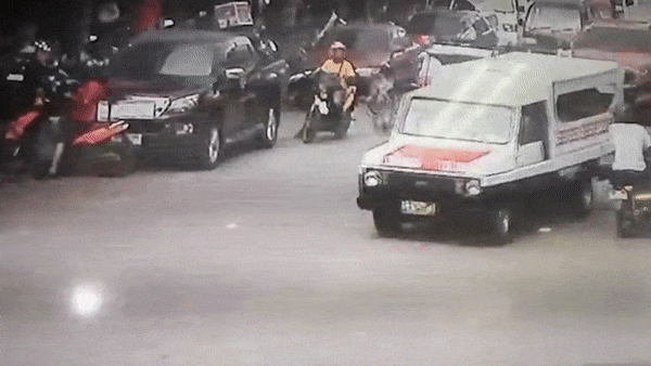 Xe buyt vuot au, lan vao xe ngua khien con vat truot dai tren duong hinh anh