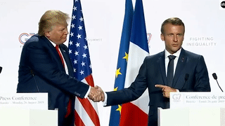 Man 'dau tay' dai 13 giay cua ong Trump va ong Macron tai hoi nghi G7 hinh anh