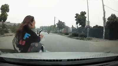 Nu sinh bi tong vang len ca po oto khien tai xe 'dung tim' hinh anh