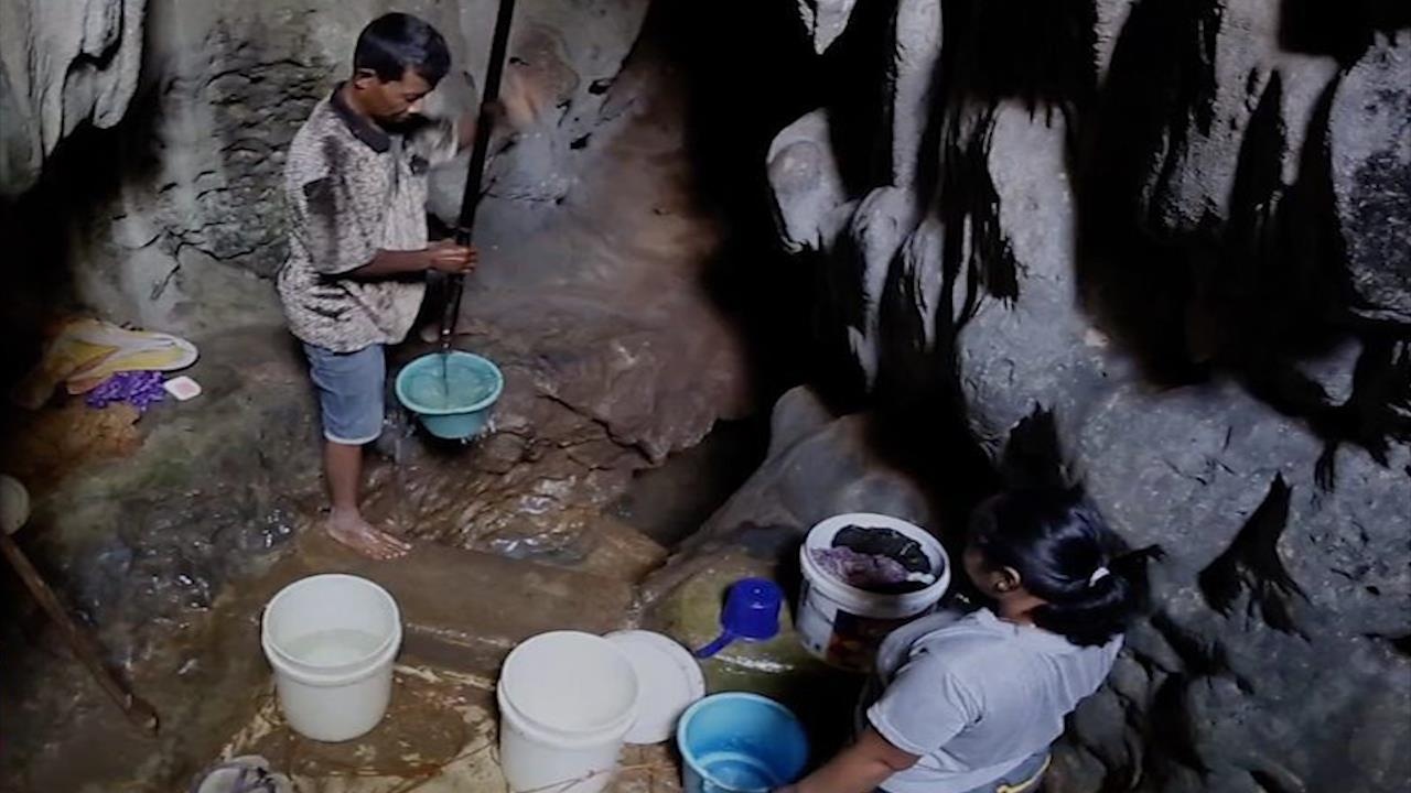 Ngoi lang Indonesia phai song nho nuoc tu hang dong hinh anh