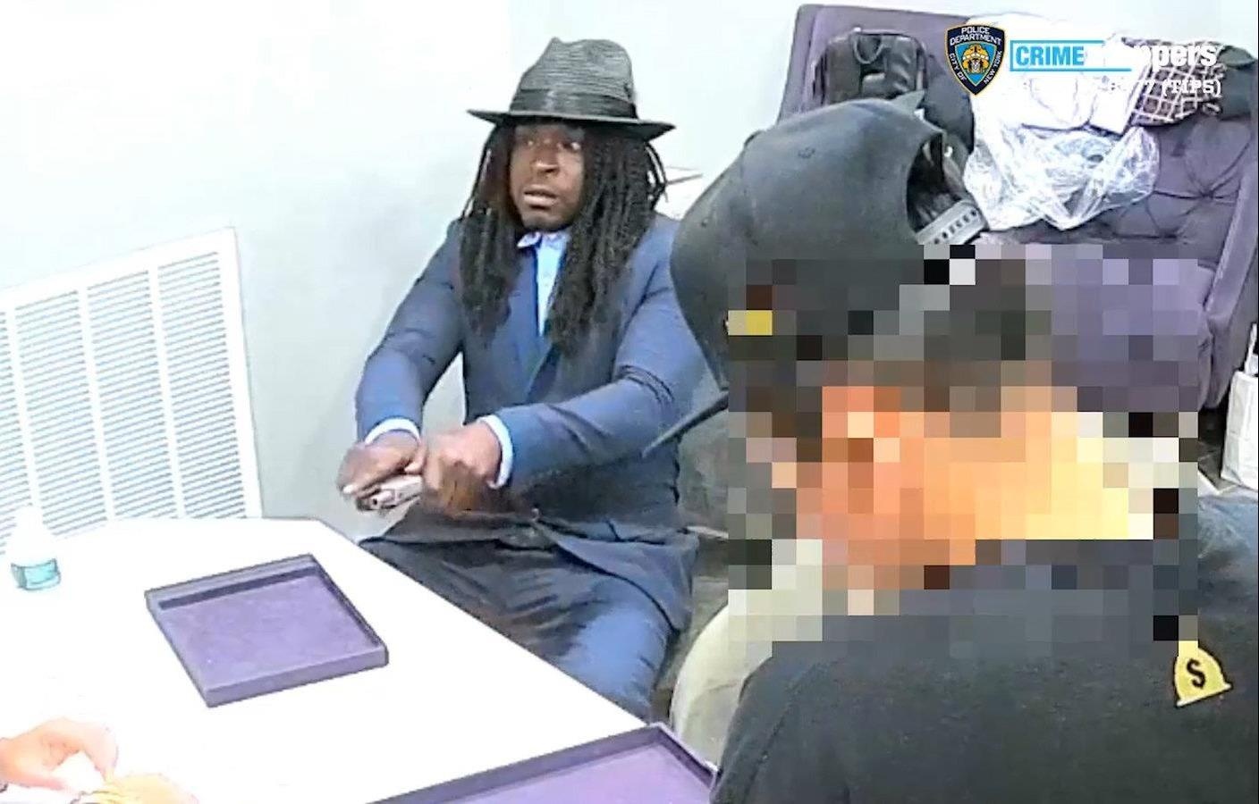 Ba thanh nien gia vo mua hang roi dung sung cuop kim cuong o New York hinh anh