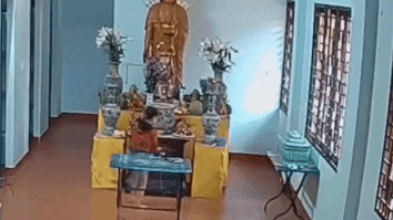 Vao tham chua, 2 me con vo tu cau trom tien cong duc hinh anh