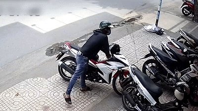 Xe may lap khoa tu van bi be khoa dat di trong tich tac tai Sai Gon hinh anh