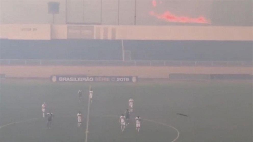 Tran bong tai Brazil bi gian doan boi khoi tu chay rung Amazon hinh anh