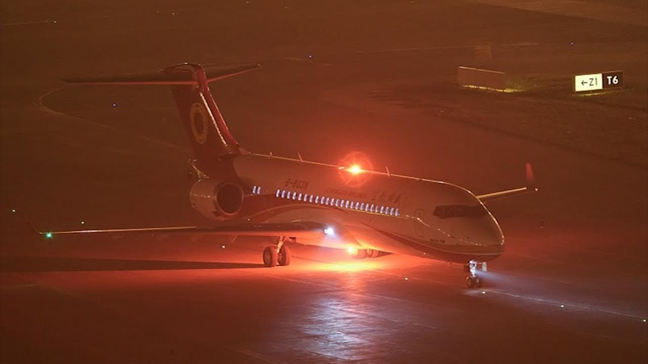 May bay Trung Quoc lan dau tien ha canh tai san bay moi cua Bac Kinh hinh anh