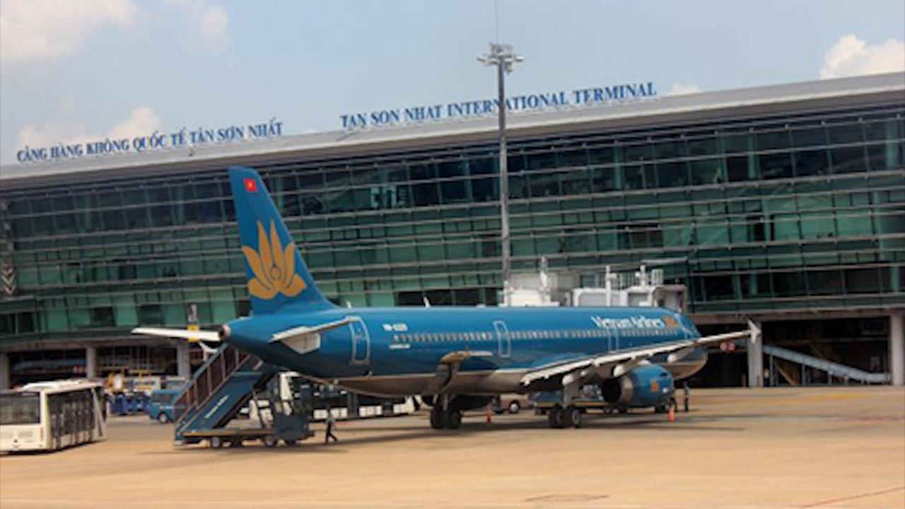 Tai xe oto ngang nhien 'tat dau' may bay cua Vietnam Airlines hinh anh