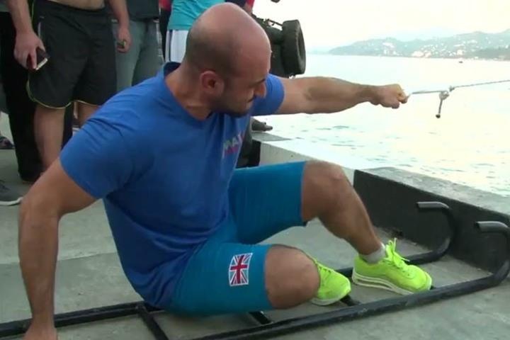 Lap ky luc keo tau nang 220 tan chi bang mot ngon tay hinh anh