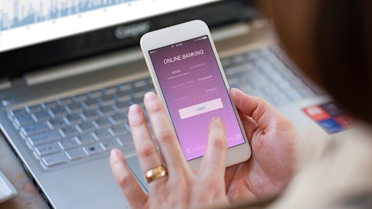 Gia danh nhan vien ngan hang lay so OTP de chiem doat tien hinh anh