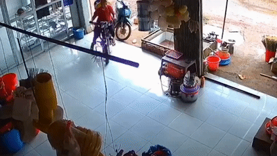 Thanh nien di xe may kep 3 lao vao nha dan de tron CSGT hinh anh