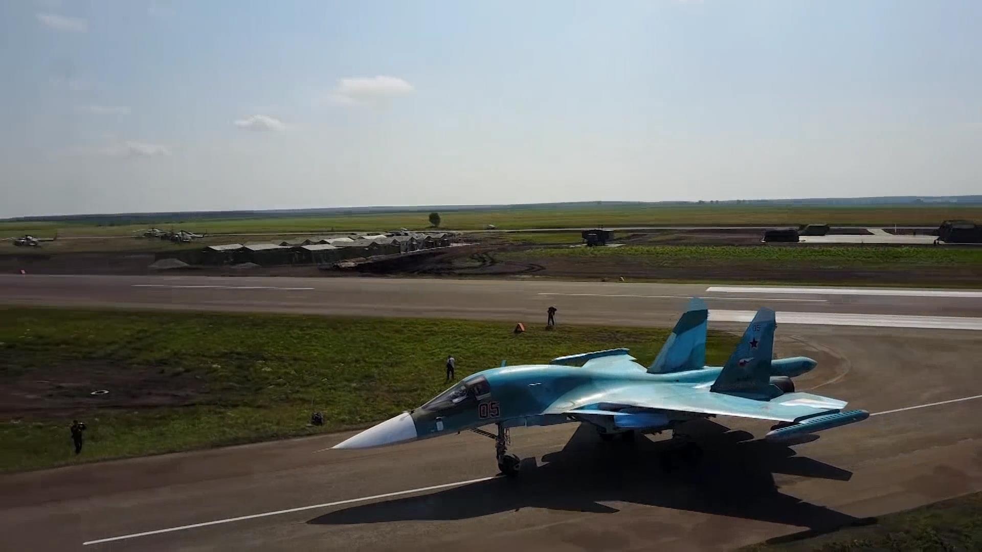 May bay nem bom sieu thanh Su-34 ha canh xuong duong cao toc o Nga hinh anh