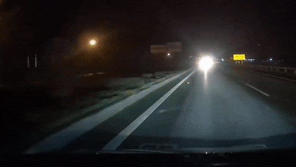 Xe may chay nguoc chieu suyt dam thang xe tai tren cao toc hinh anh