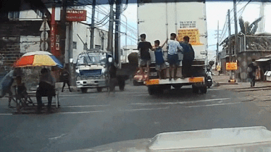 Xe day tu che gap truc trac tren duong ray o Phillipines hinh anh