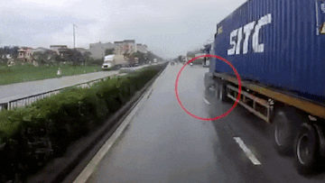 Container roi banh khi dang chay khien xe sau phanh gap hinh anh