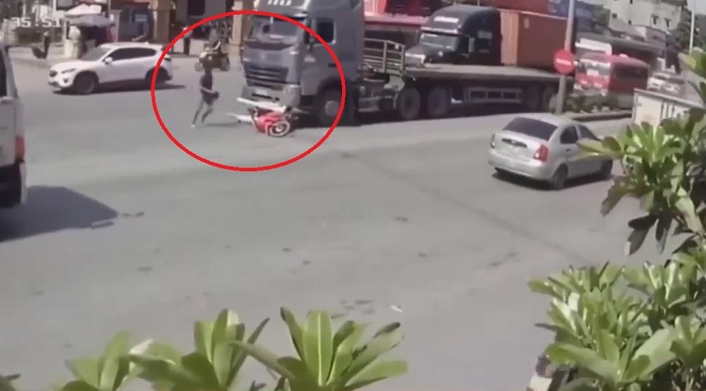 Lai xe may chet tham khi chen vao phia truoc xe dau keo hinh anh