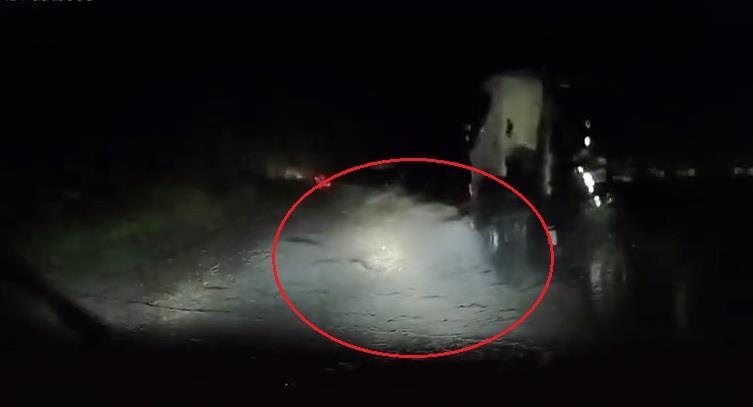 Oto suyt gap hoa vi chay gan xe container duoi troi mua hinh anh