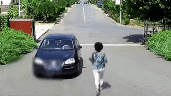 Quen keo phanh, nu tai xe Trung Quoc chay theo oto 'tu lai' hinh anh