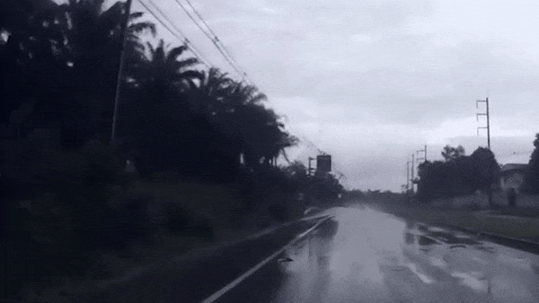 Cot dien bi gio lon quat nga xuong mot oto dang chay hinh anh