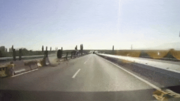 Lop xe bay thang vao oto dang chay tren cao toc o Trung Quoc hinh anh