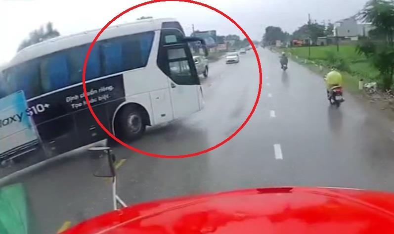 Xe khach chuyen huong au, tai xe container phanh chay lop de tranh hinh anh