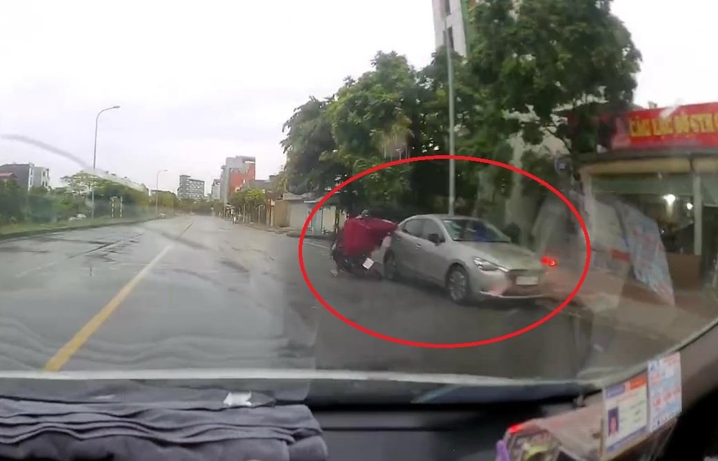 Dung dien thoai khi lai xe may, dam vo kinh oto do ven duong hinh anh