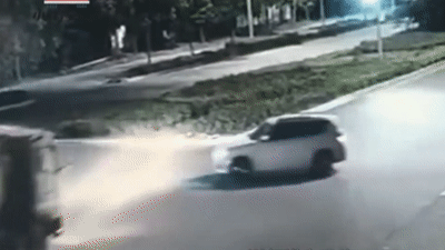 Xe bon lat nghieng, de tham khoc oto con dang sang duong hinh anh