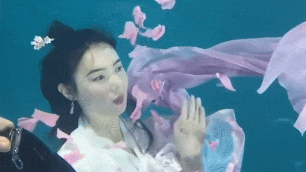 'Nang tien ca xinh dep biet hat' thanh ngoi sao mang xa hoi Trung Quoc hinh anh