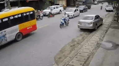 Mat lai, xe ben tong hang loat oto va xe may hinh anh