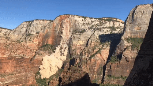 Vach da cao 900 m vo ra suyt 'nuot chung' xe buyt chay phia duoi hinh anh