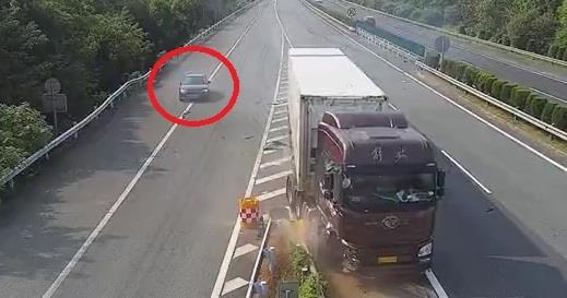 Dung xe giua cao toc, oto con bi xe tai dam nat duoi hinh anh