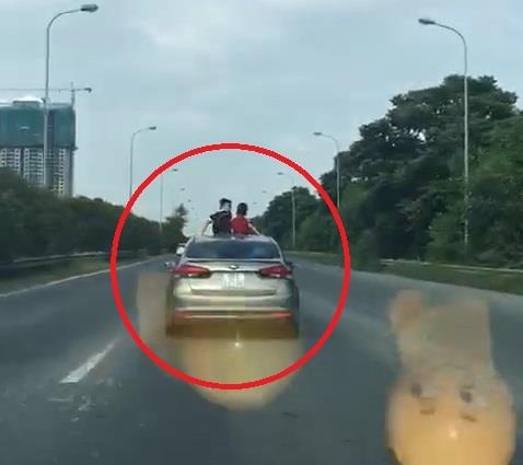 2 em nho nho nguoi ra cua so troi khi oto dang chay tren cao toc hinh anh