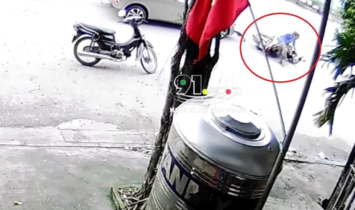 Dung giua duong xem nhat tien roi, tai xe xe may bi oto tong trung hinh anh