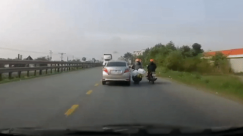 Ca gia dinh thoat chet trong gang tac truoc banh xe container hinh anh