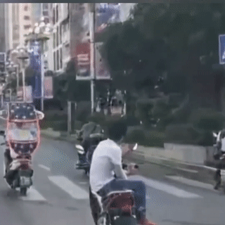 Thanh nien bi bat giam 15 ngay vi chay xe may kieu 'ninja' hinh anh