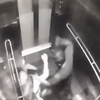 Cuop tao ton trong thang may ga tau dien tren cao o Malaysia hinh anh