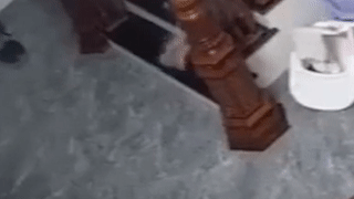 Be trai tap bo nga lon cau thang xuong dat khi bo ngu say hinh anh