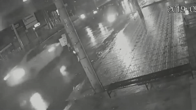 Nu tai xe lai oto dam vao duoi xe tai dang dung giua duong hinh anh