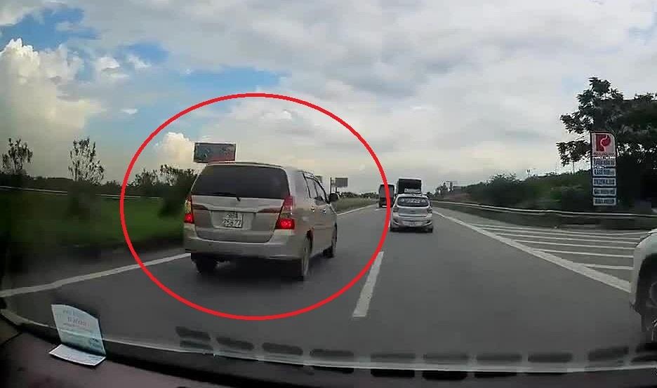 Tai xe suyt gap hoa vi oto di lui tren cao toc Ha Noi - Bac Giang hinh anh