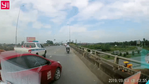 Tai xe oto nhan ga bo chay bat chap CSGT chan dau hinh anh