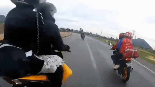 Vuot au tren duong, biker tong trung xe may khac gay tai nan hinh anh