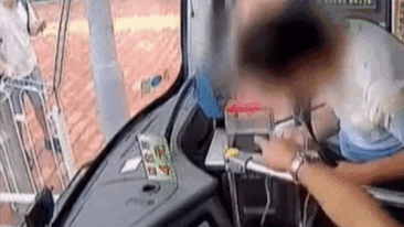 Co tra tien, nam hanh khach suyt roi dien thoai vao thung ve hinh anh