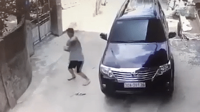 Dang hanh su thi thay camera, ten trom gia vo chuyen sang nhay mua hinh anh